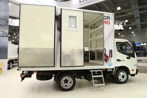 Изотермический фургон HINO 300 3,5 т | Шасси XZU