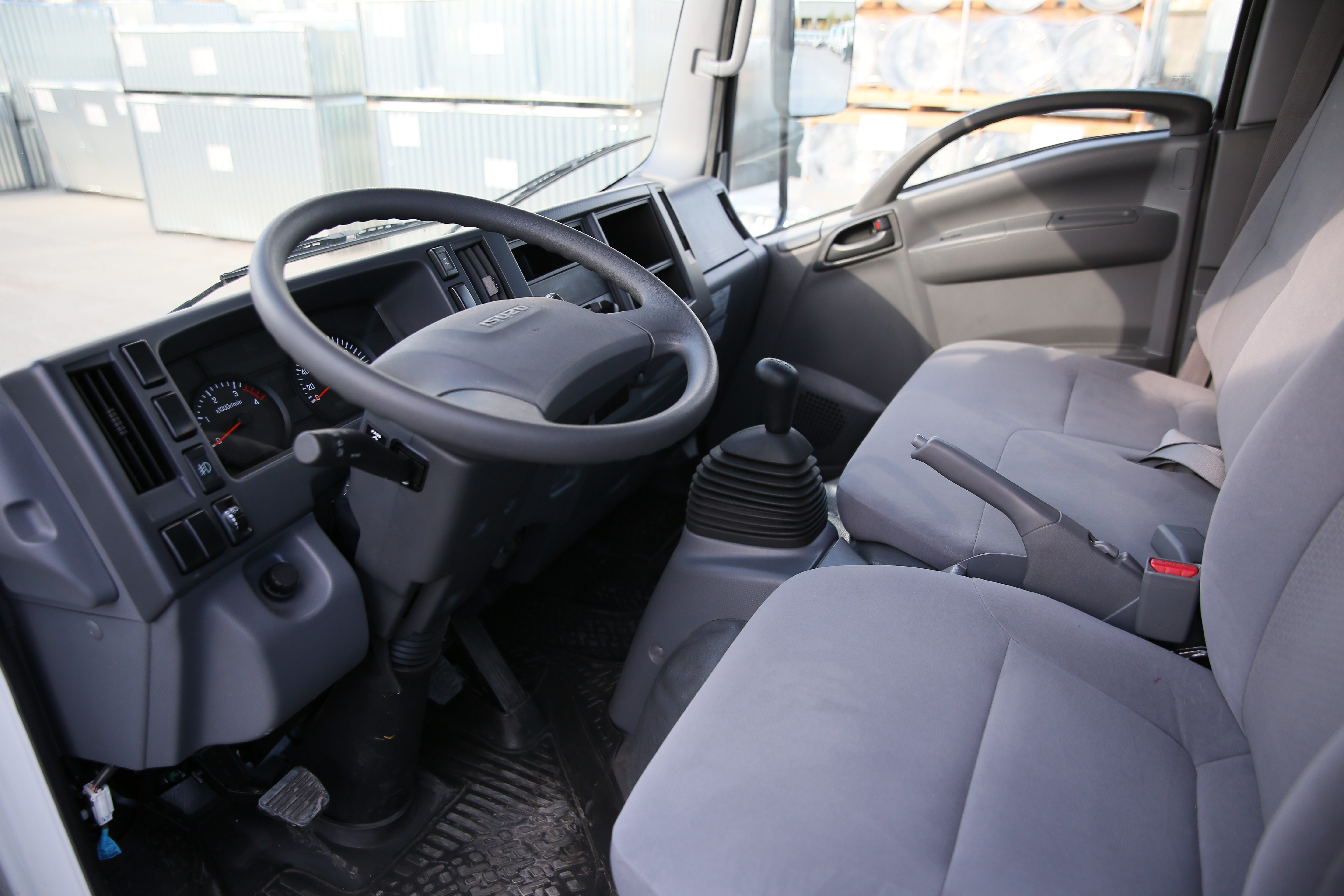 Промтоварный фургон Isuzu Elf 5.5