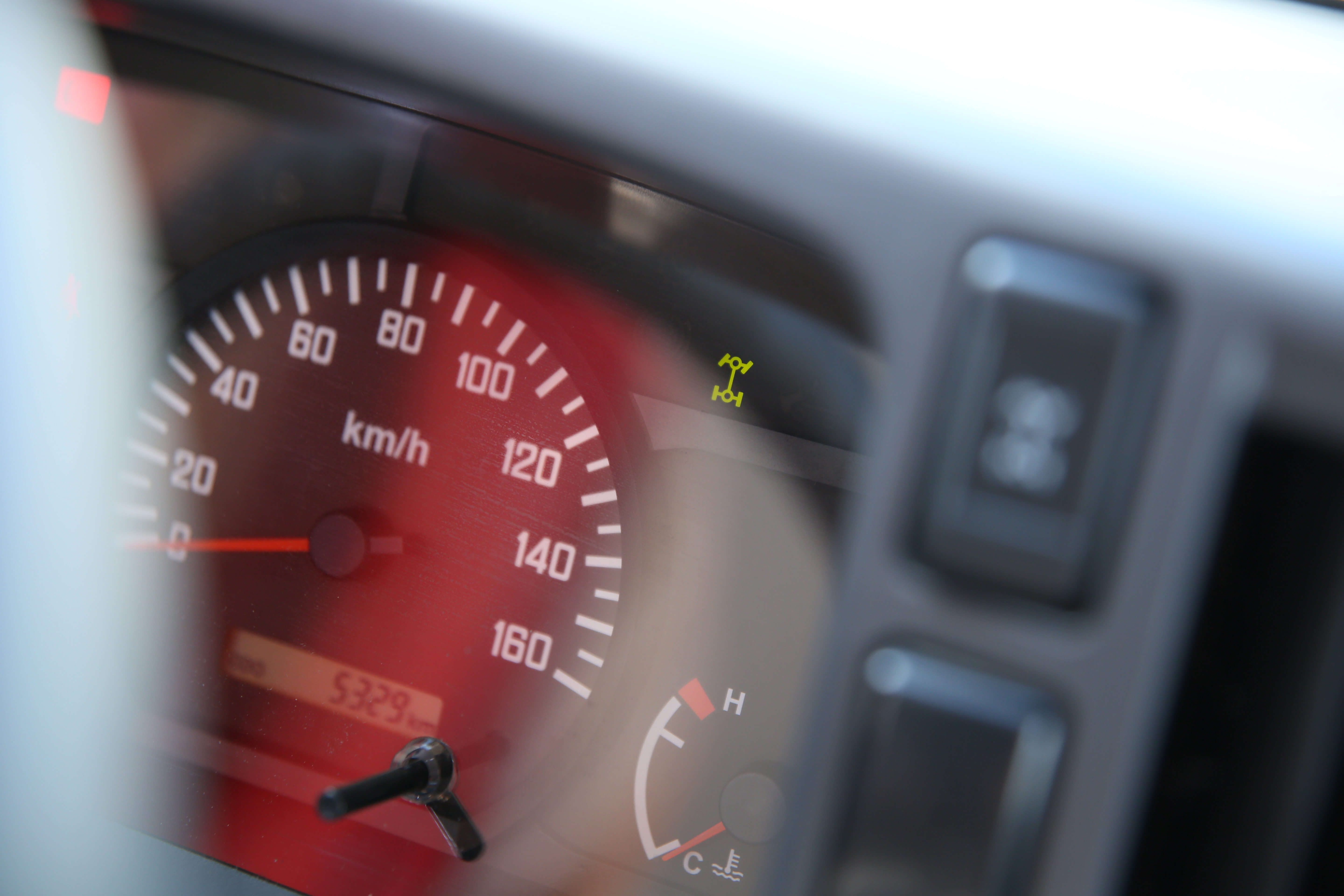 Промтоварный фургон Isuzu Elf 9.5