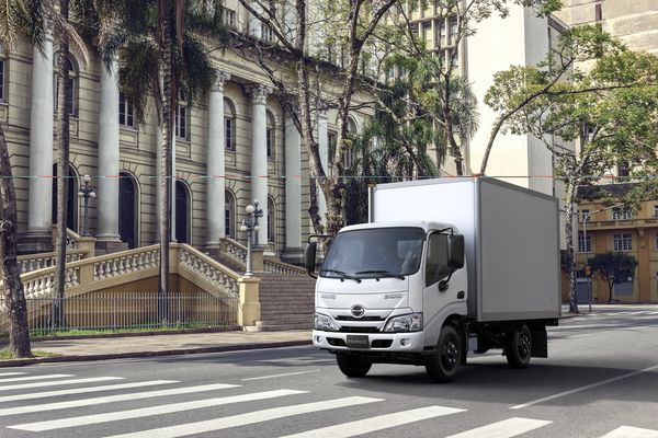 Промтоварный фургон HINO 300 3,5 т | Шасси XZU